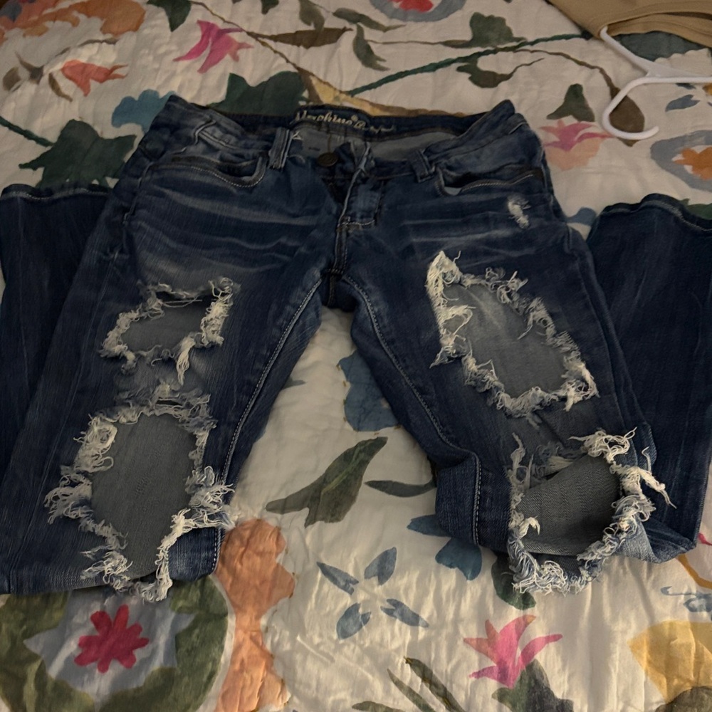 Women’s Distressed Jeans in Dark